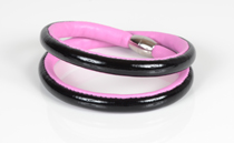 Armbånd i sort lak læder og pink lammeskind. 2 omgange med magnetlås i stål. Tykkelse 7,5 mm.